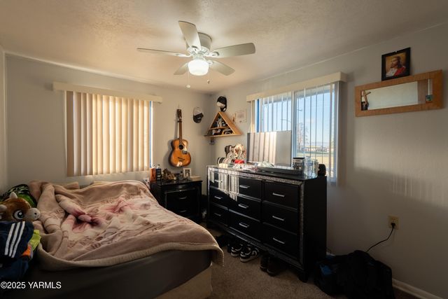 W 1206 2nd St, Grandview, WA 98930