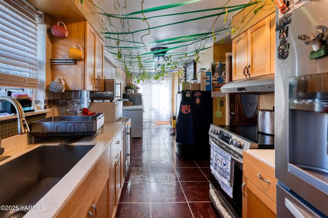 W 1206 2nd St, Grandview, WA 98930