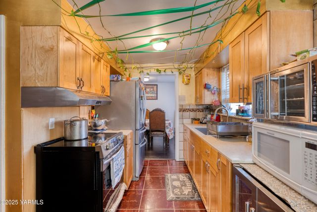 W 1206 2nd St, Grandview, WA 98930