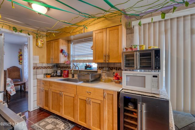 W 1206 2nd St, Grandview, WA 98930