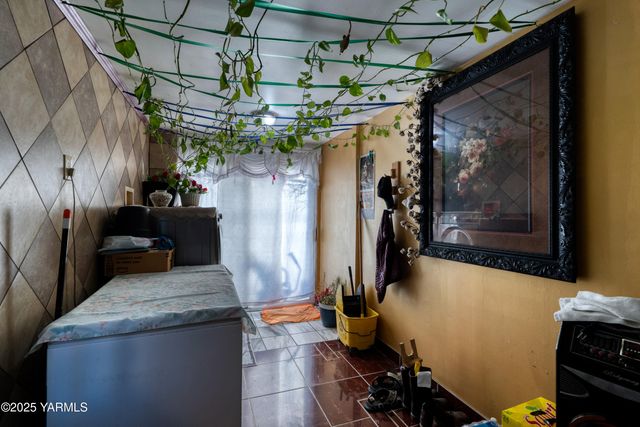 W 1206 2nd St, Grandview, WA 98930