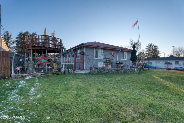 W 1206 2nd St, Grandview, WA 98930