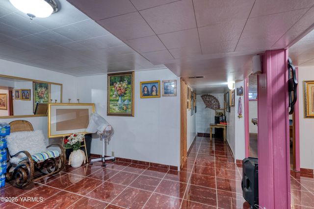 W 1206 2nd St, Grandview, WA 98930