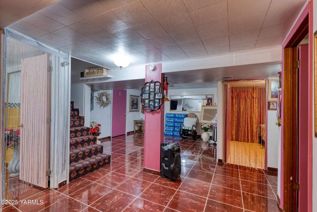 W 1206 2nd St, Grandview, WA 98930