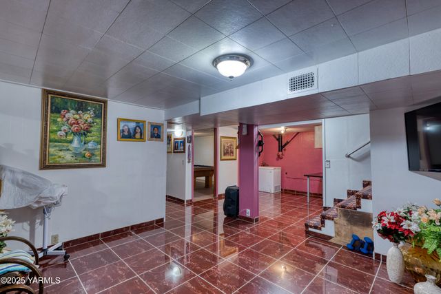 W 1206 2nd St, Grandview, WA 98930