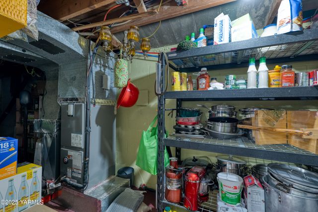 W 1206 2nd St, Grandview, WA 98930