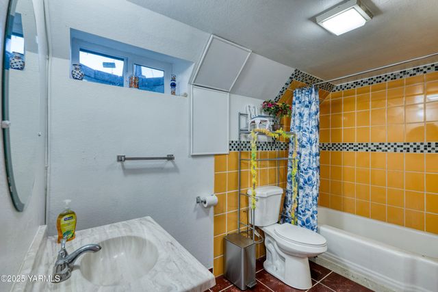 W 1206 2nd St, Grandview, WA 98930