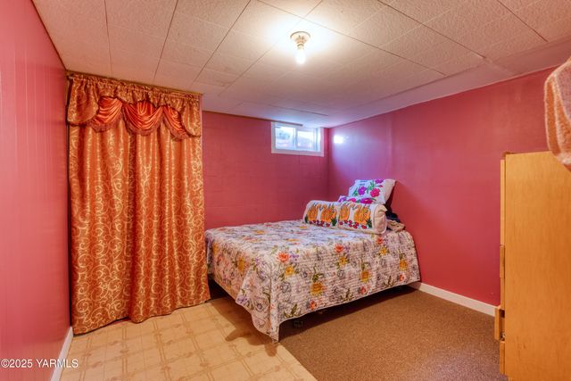 W 1206 2nd St, Grandview, WA 98930