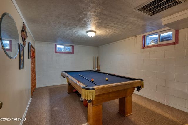 W 1206 2nd St, Grandview, WA 98930