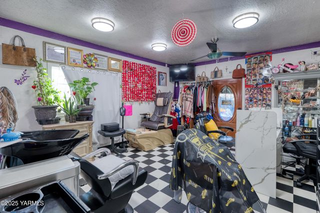 W 1206 2nd St, Grandview, WA 98930