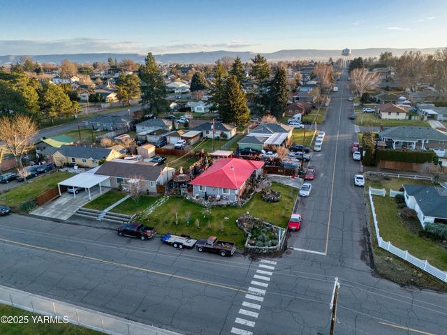 W 1206 2nd St, Grandview, WA 98930