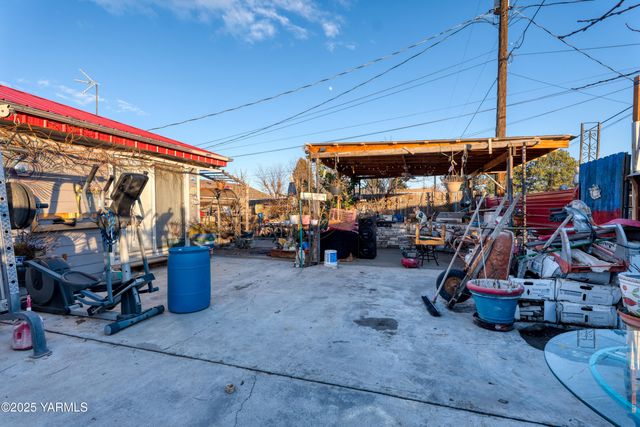 W 1206 2nd St, Grandview, WA 98930