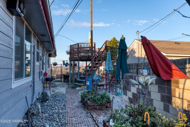 W 1206 2nd St, Grandview, WA 98930