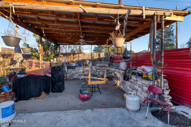 W 1206 2nd St, Grandview, WA 98930