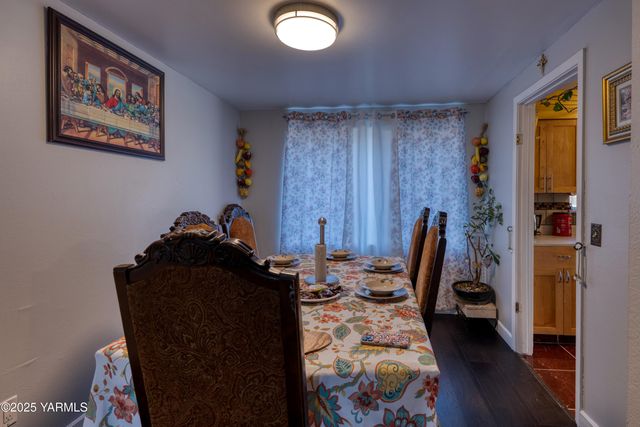 W 1206 2nd St, Grandview, WA 98930