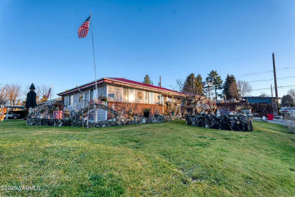 W 1206 2nd St, Grandview, WA 98930