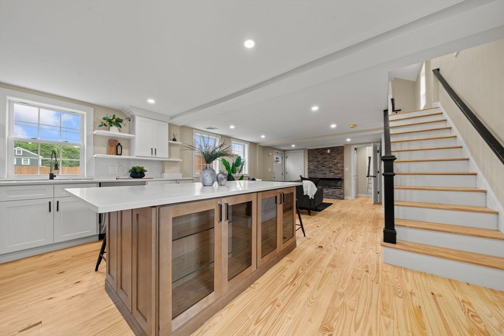 162 High St B, Danvers, MA 01923