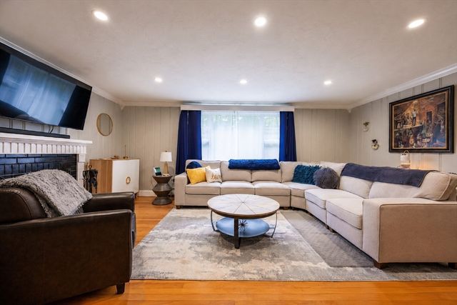 30 Sawyer Ln, Holden, MA 01520