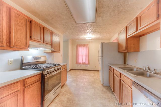 514 N Weenonah Avenue W, Claremore, OK 74017
