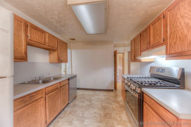 514 N Weenonah Avenue W, Claremore, OK 74017
