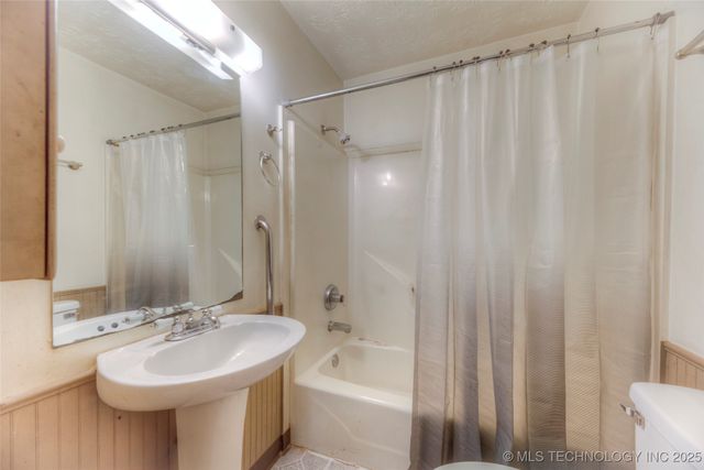 514 N Weenonah Avenue W, Claremore, OK 74017