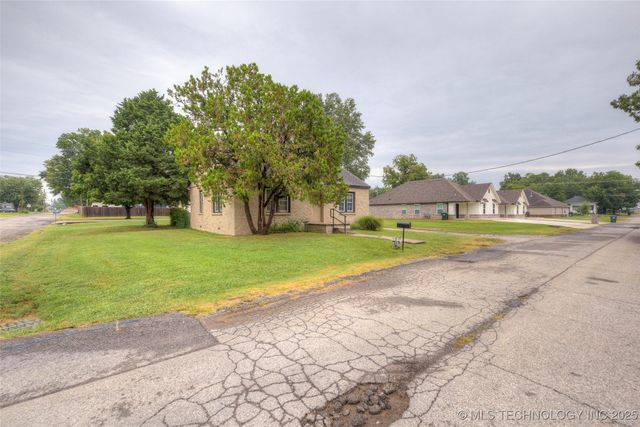 514 N Weenonah Avenue W, Claremore, OK 74017