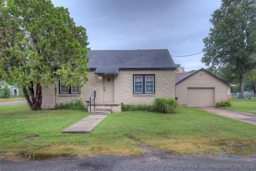 514 N Weenonah Avenue W, Claremore, OK 74017