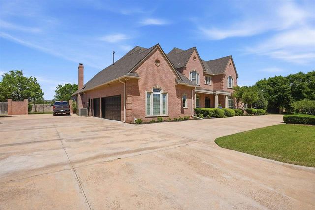 6711 NW Oak Dale Dr, Lawton, OK 73505
