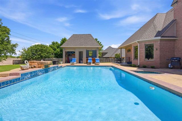 6711 NW Oak Dale Dr, Lawton, OK 73505
