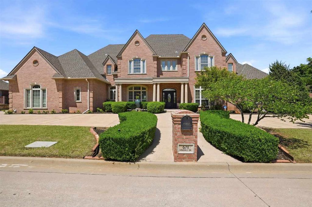 6711 NW Oak Dale Dr, Lawton, OK 73505