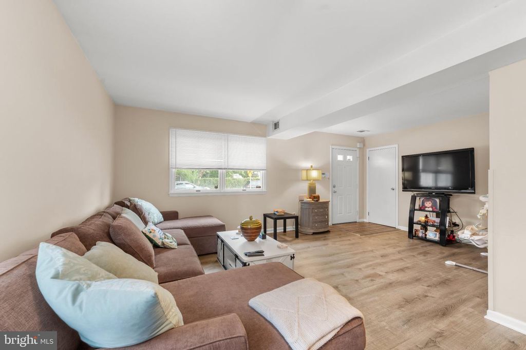 913 CHESTNUT ST, COLLINGDALE, PA 19023 — photo 4