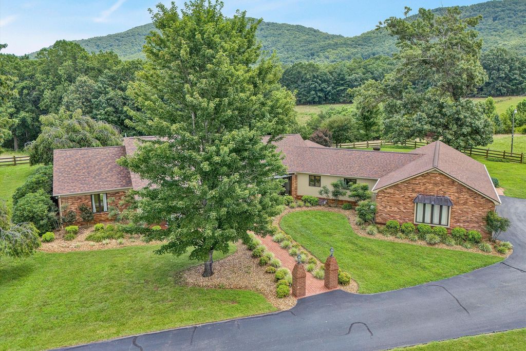 270 Parkside LN, Rocky Mount, VA 24151