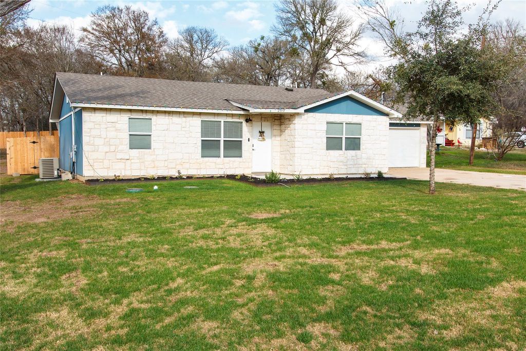 200 E Keanahalululu LN R, Bastrop, TX 78602