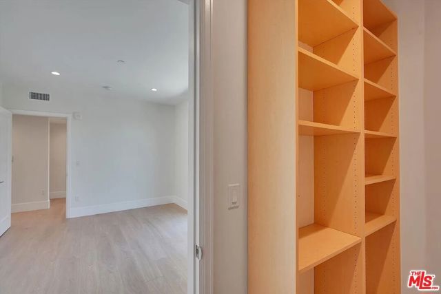 14419 Riverside Drive 204, Sherman Oaks, CA 91423