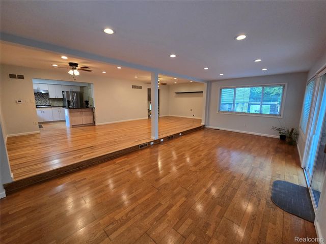 2310 Cumberland Drive, Troy, MI 48085
