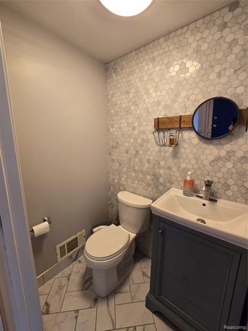 2310 Cumberland Drive, Troy, MI 48085