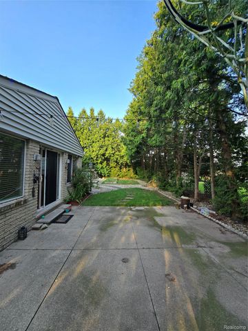 2310 Cumberland Drive, Troy, MI 48085