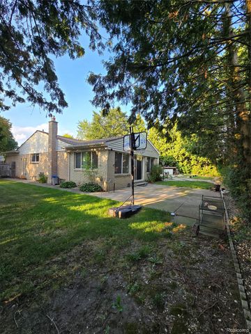2310 Cumberland Drive, Troy, MI 48085
