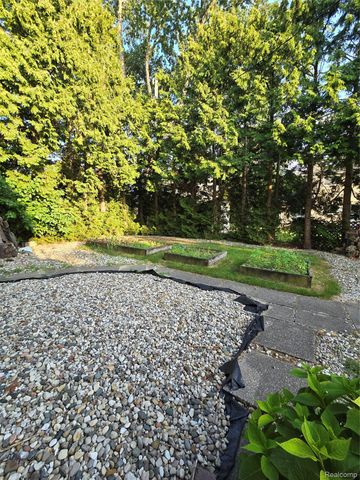 2310 Cumberland Drive, Troy, MI 48085