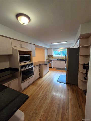 2310 Cumberland Drive, Troy, MI 48085