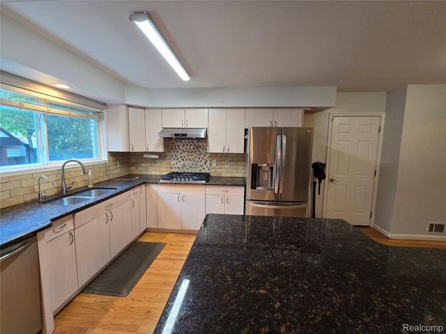 2310 Cumberland Drive, Troy, MI 48085