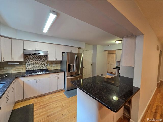 2310 Cumberland Drive, Troy, MI 48085