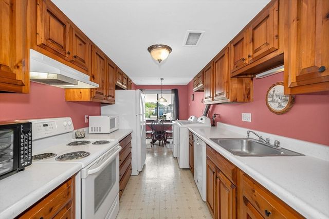 49 Melrose St 4B, Melrose, MA 02176