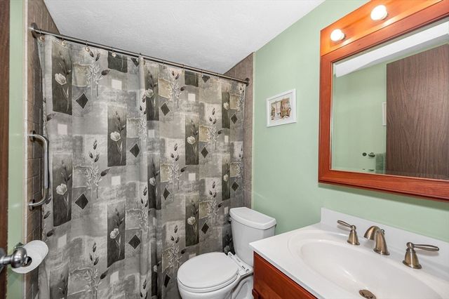 49 Melrose St 4B, Melrose, MA 02176