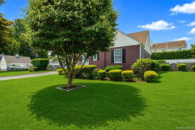 112 Lawrence Avenue, Smithtown, NY 11787