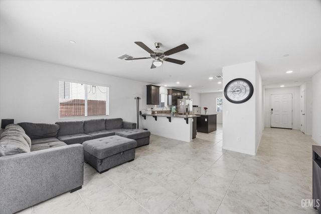 6112 Commonwealth Avenue, Bakersfield, CA 93313