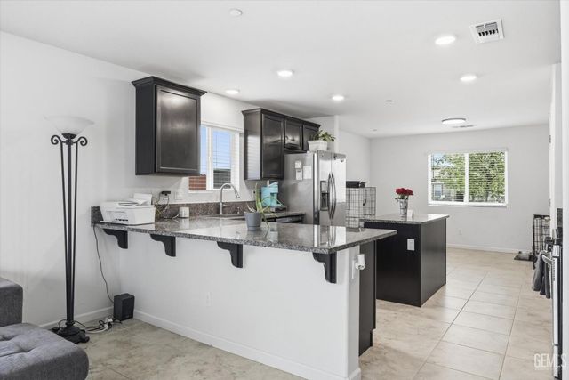 6112 Commonwealth Avenue, Bakersfield, CA 93313