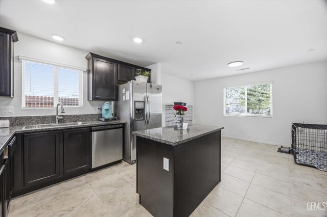 6112 Commonwealth Avenue, Bakersfield, CA 93313