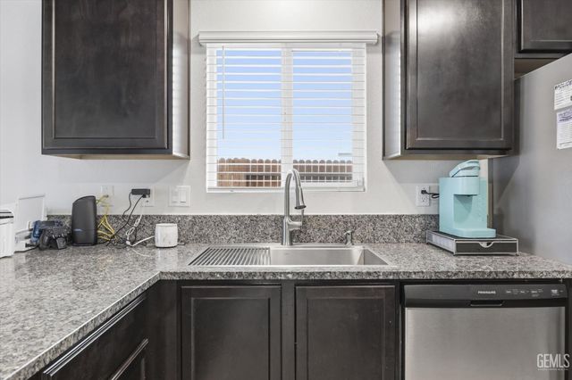6112 Commonwealth Avenue, Bakersfield, CA 93313
