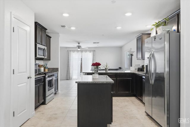 6112 Commonwealth Avenue, Bakersfield, CA 93313